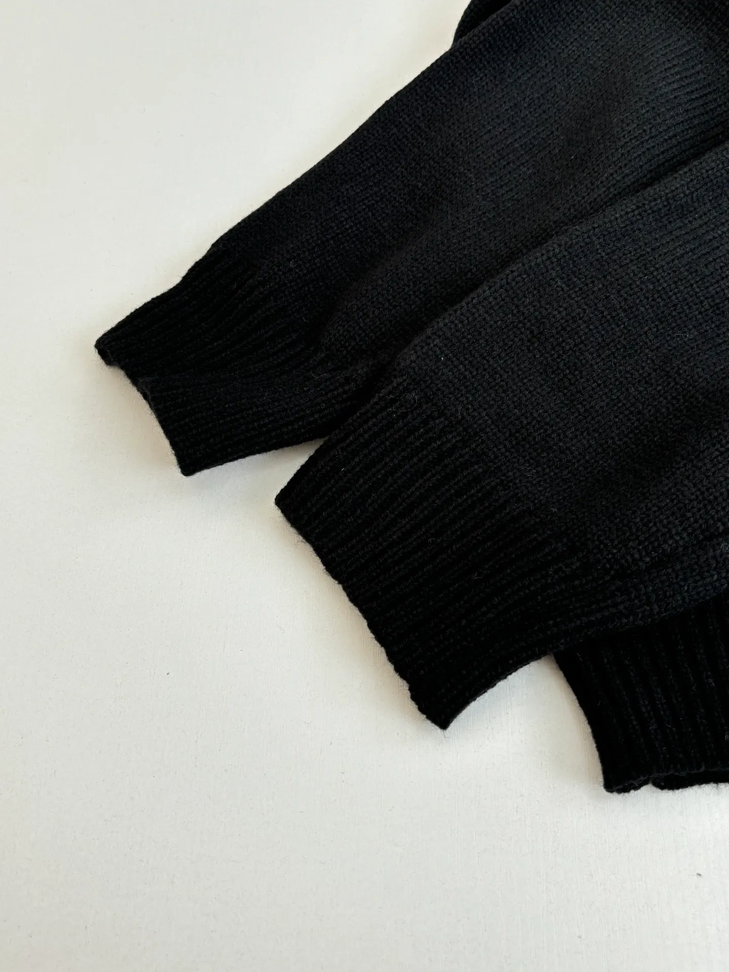 P410 Stone islan*/stone island solid color basic armband round neck knitted sweater. The original version was purchased and developed by 2488. The fabric is made of wool yarn blended nylon. The overall comfort is more skin-friendly than the original version. The YB upper body is particularly tight. We adjusted the overall feel and skin-friendly feeling based on the original wool yarn quality. Both are more comfortable and breathable than the ZP upper body. There is no difference between the stripes and the original version. And it can be done with full grade. Supports random detection of wool content. We ensure that every item our customers receive is of high quality. It also needs to be taken to the tatting factory for secondary processing. Stone Island armband, the overall wiring is straight and delicate, the fabric is comfortable and soft, the color is consistent without color difference Size: S/M/L/XL